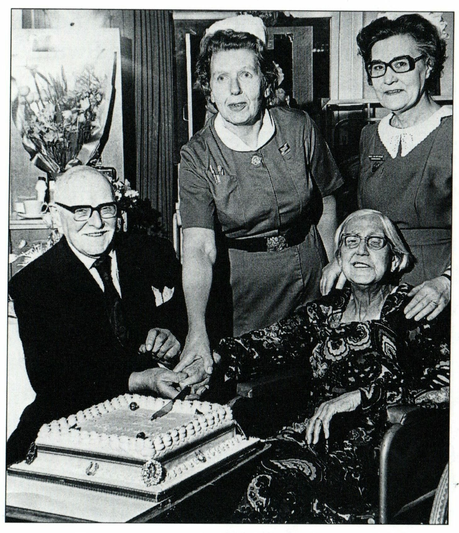 Netlam and Margaret cutting their Golden Wedding cake